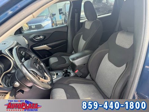 Used 2018 Jeep Cherokee Latitude w/ Cold Weather Group image 3