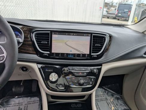 Used 2024 Chrysler Pacifica Limited image 4