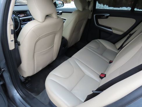 Used 2017 Volvo V60 T5 Cross Country w/ Convenience Package image 9