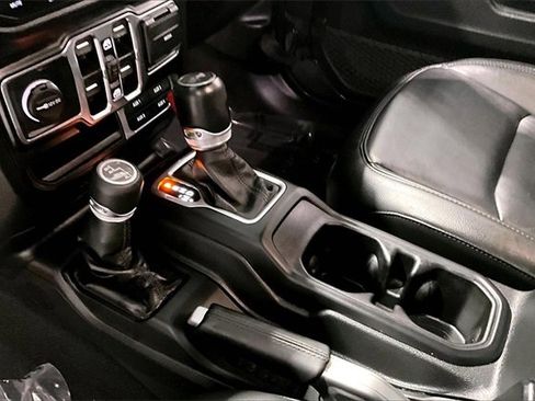 Used 2022 Jeep Wrangler Unlimited Sahara image 18