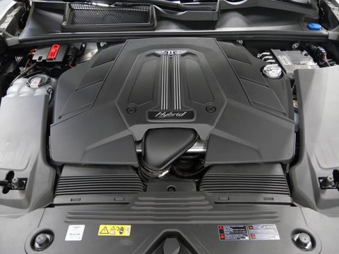 Used 2021 Bentley Bentayga Plug-In Hybrid image 12