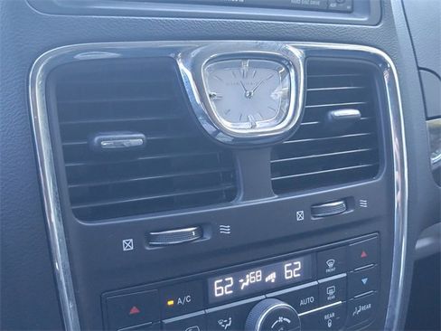Used 2014 Chrysler Town & Country Touring image 27