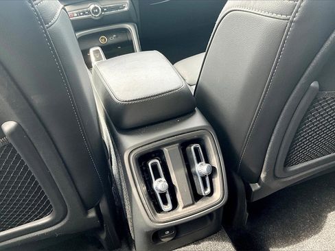 Used 2023 Volvo XC40 B5 Plus image 32