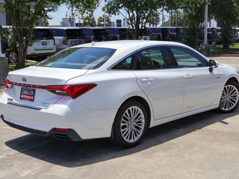 Used 2020 Toyota Avalon Limited FWD image 2