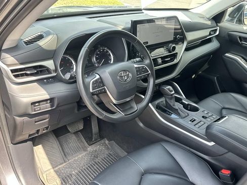 Used 2024 Toyota Highlander XLE AWD/4WD image 2