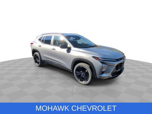 Used 2024 Chevrolet Trax ACTIV w/ Sunroof Package FWD image 2