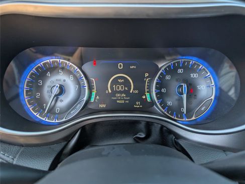 Used 2018 Chrysler Pacifica Limited image 23