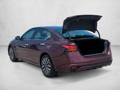 Used 2024 Nissan Altima 2.5 SV FWD image 8