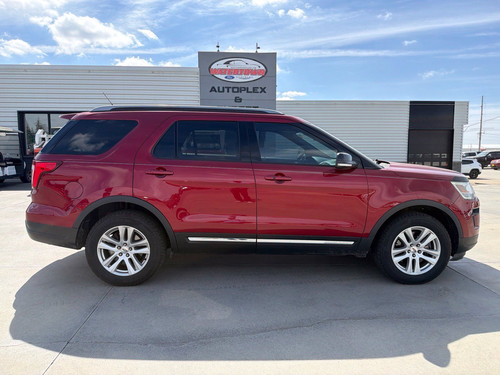 Used 2018 Ford Explorer XLT w/ Equipment Group 202A AWD/4WD image 1