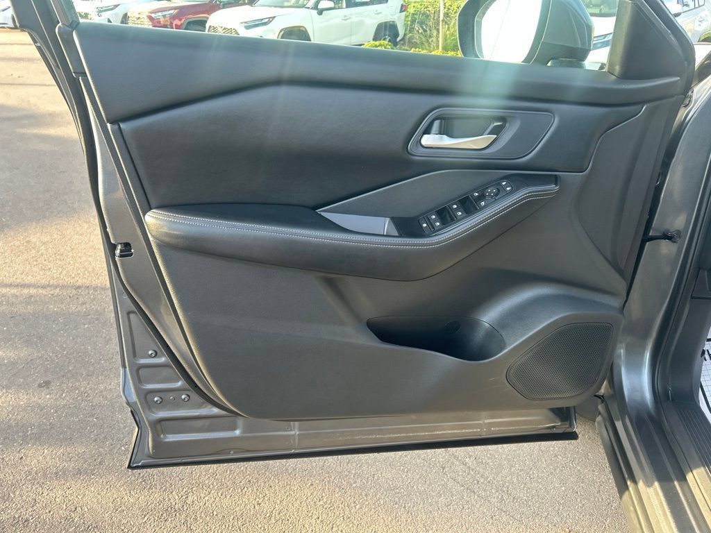 Used 2025 Nissan Rogue SV AWD/4WD image 19