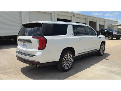 Used 2023 GMC Yukon XL Denali Ultimate AWD/4WD image 8