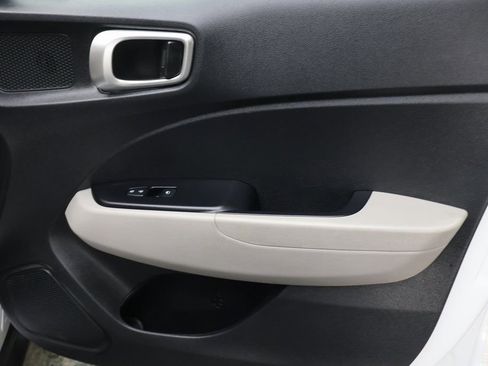 Used 2022 Hyundai Venue SEL image 11