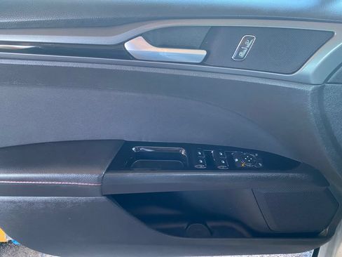Used 2016 Ford Fusion SE FWD image 12