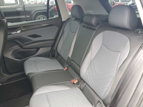 Used 2025 Volkswagen Tiguan SE FWD image 23