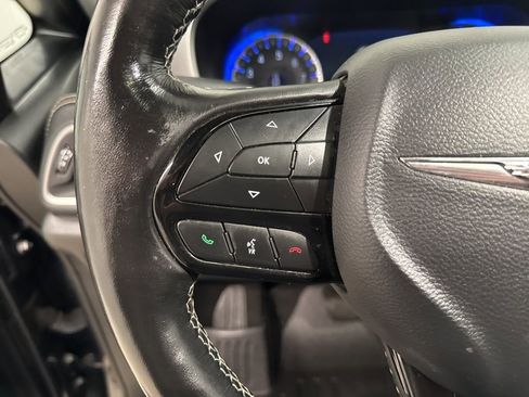 Used 2021 Chrysler Pacifica Touring-L w/ Uconnect Theater Family Group AWD/4WD image 12