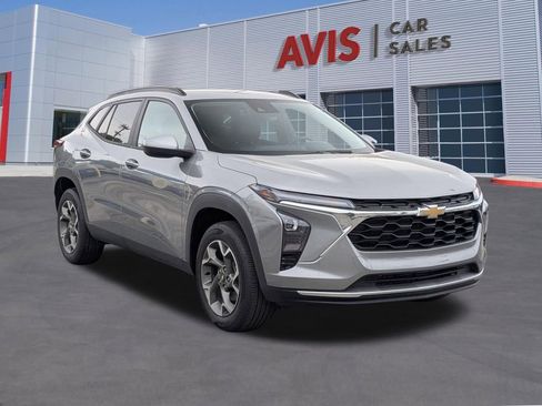 Used 2025 Chevrolet Trax LT w/ LT Convenience Package FWD image 9