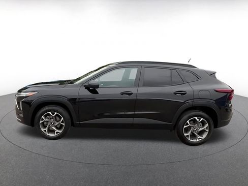 Used 2025 Chevrolet Trax LT FWD image 9