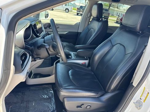 Used 2022 Chrysler Pacifica Touring-L image 9