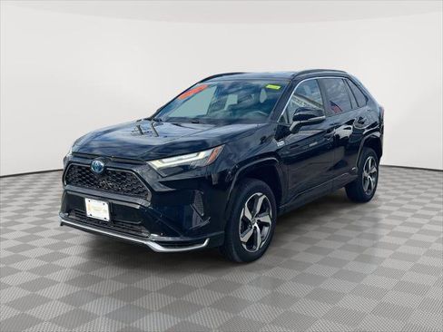 Used 2023 Toyota RAV4 SE image 3