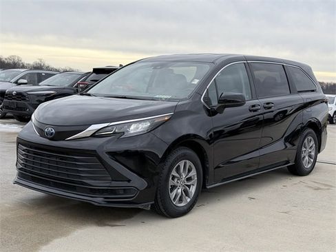 Certified 2024 Toyota Sienna LE image 2