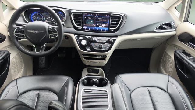 Used 2023 Chrysler Pacifica Touring-L FWD image 7