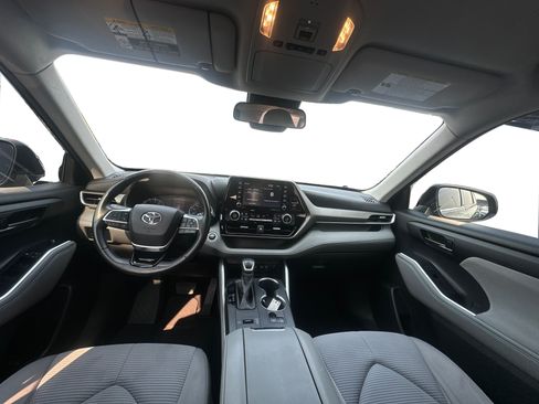 Used 2020 Toyota Highlander LE FWD image 12