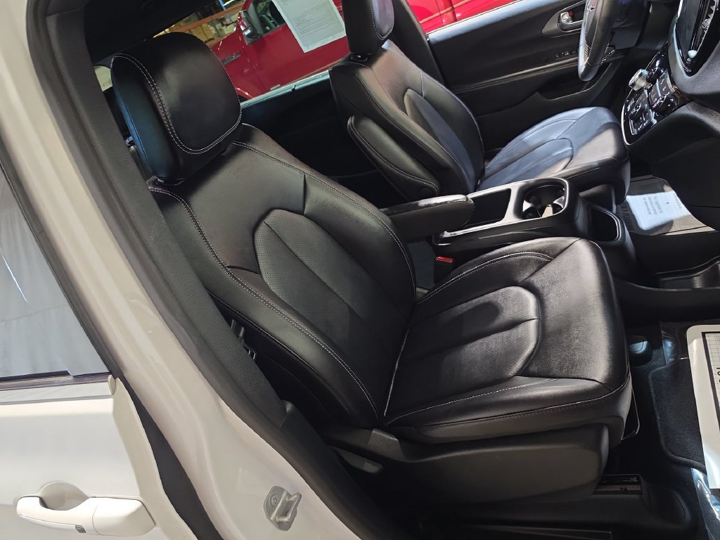 Used 2025 Chrysler Pacifica Select FWD image 25