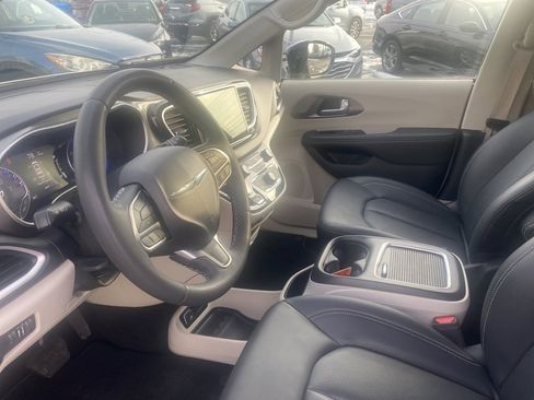 Used 2024 Chrysler Pacifica Touring-L image 6