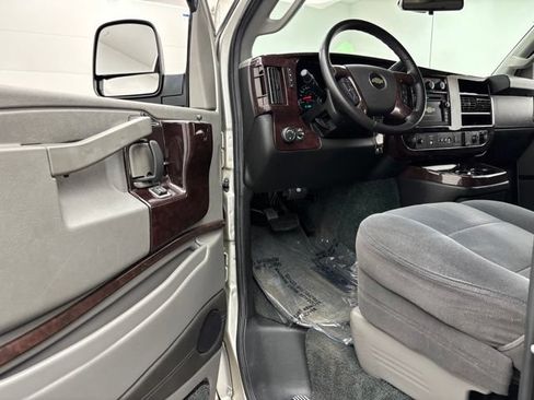 Used 2019 Chevrolet Express 2500 RWD image 16
