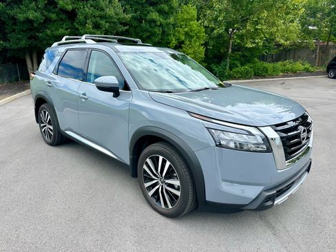Used 2025 Nissan Pathfinder Platinum AWD/4WD image 3