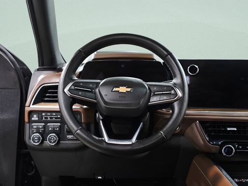 Used 2025 Chevrolet Suburban High Country AWD/4WD image 11