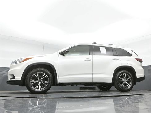 Used 2016 Toyota Highlander XLE AWD/4WD image 36