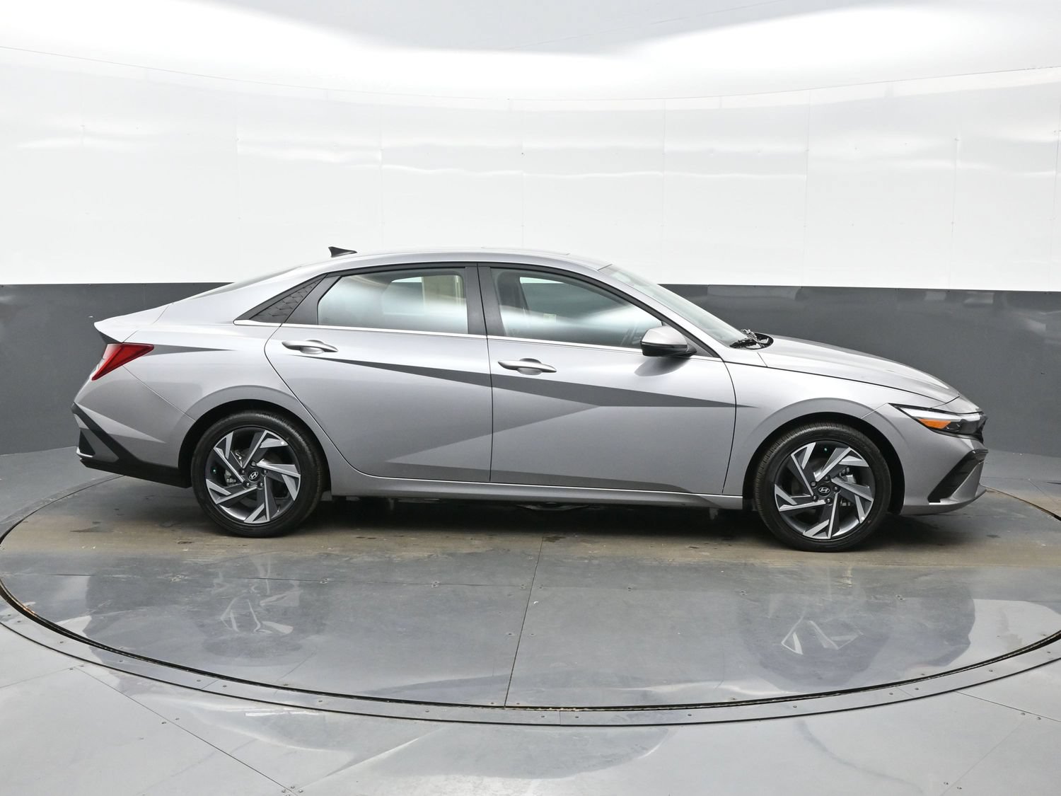 Certified 2025 Hyundai Elantra Limited FWD image 7