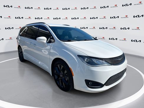 Used 2020 Chrysler Pacifica Touring-L Plus w/ S Appearance Package FWD image 1
