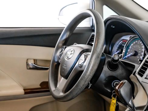 Used 2013 Toyota Venza LE w/ LE Convenience Pkg image 13