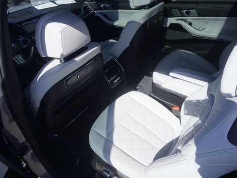 Used 2025 BMW X7 xDrive40i w/ Executive Package image 29