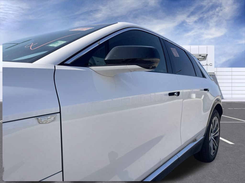 Certified 2024 Cadillac Lyriq Luxury AWD/4WD image 3