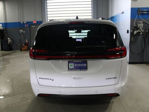 Used 2025 Chrysler Pacifica Limited FWD image 38