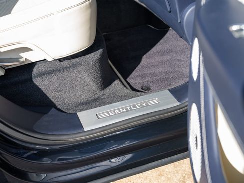Used 2021 Bentley Bentayga AWD/4WD image 34