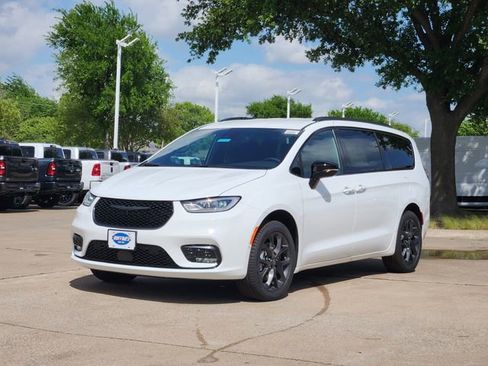 New 2026 Chrysler Pacifica Select image 2