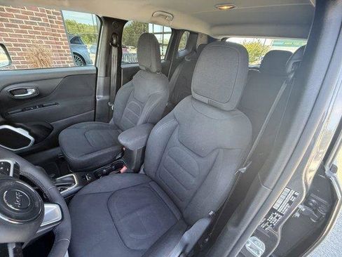 Used 2018 Jeep Renegade Latitude FWD image 18