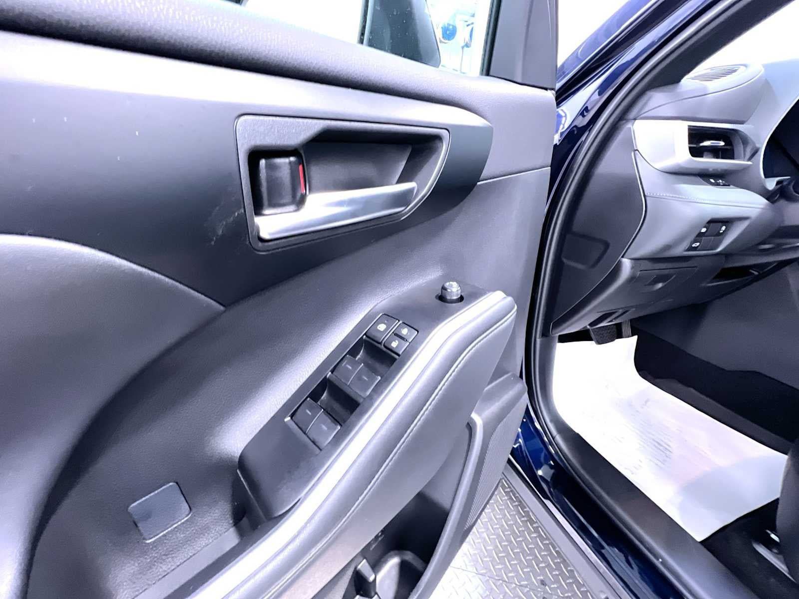 Used 2025 Toyota Highlander XSE AWD/4WD image 12