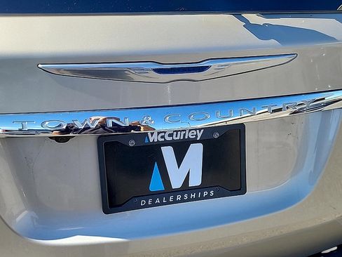 Used 2015 Chrysler Town & Country Touring w/ Driver Convenience Group FWD image 29