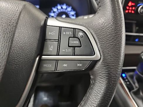 Used 2024 Toyota Sienna XLE FWD image 21