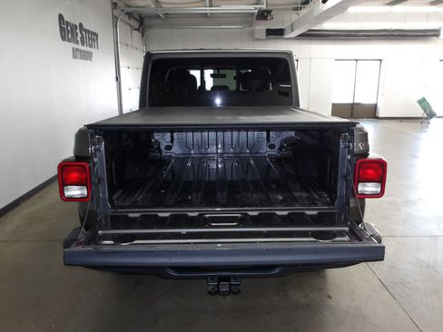 Used 2022 Jeep Gladiator Overland w/ Cold Weather Group AWD/4WD image 19