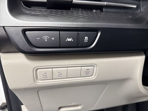 Used 2022 Kia Carnival LX image 28