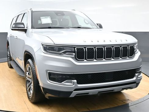 Used 2024 Jeep Wagoneer L Series II RWD image 4