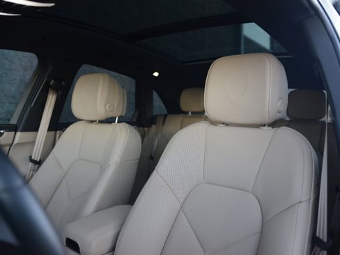 Certified 2025 Porsche Macan image 5