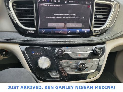 Used 2023 Chrysler Pacifica Touring-L image 10