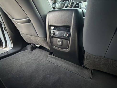 Used 2022 Buick Enclave Essence w/ Sport Touring Edition image 17